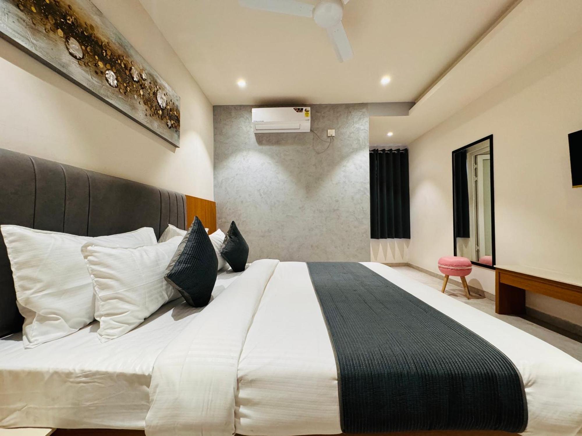 Hotel Rudhav Palace اوجاين المظهر الخارجي الصورة